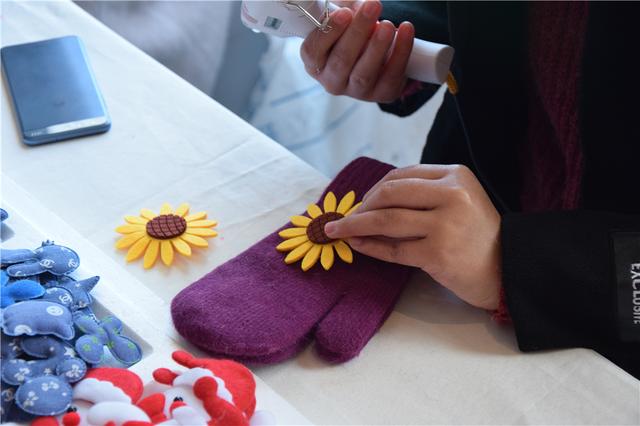 “手”護(hù)溫暖——銀基譽(yù)府花樣手套DIY活動(dòng)暖心開啟